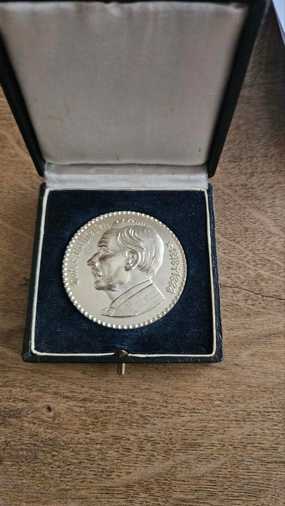 HERDENKINGSPENNING TER ERE VAN FRIEDRICH WILHELM RAIFFEISEN, Ophalen of Verzenden, Overige materialen