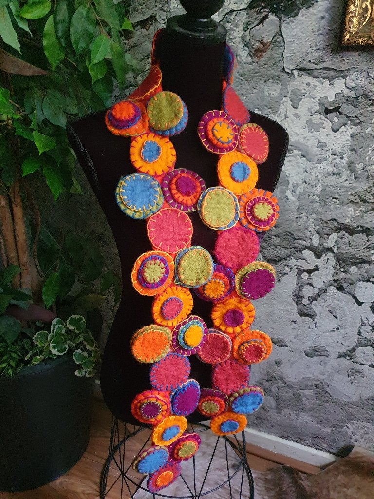 Artisanale kleurrijke wolvilten rondjes sjaal, Verzenden, Gedragen, Maat 46/48 (XL) of groter, Sjaal