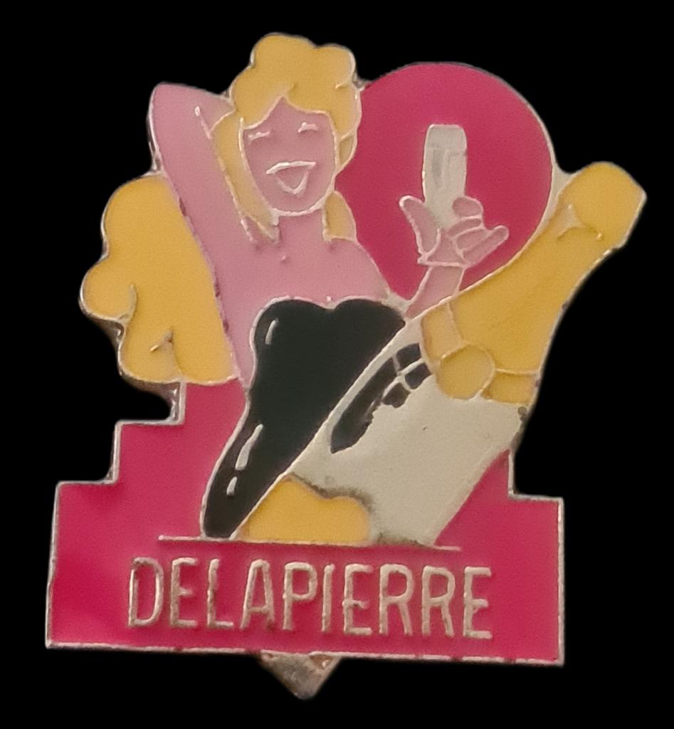 Delapierre pin-up pin, Verzamelen, Verzenden, Nieuw, Figuurtje, Speldje of Pin