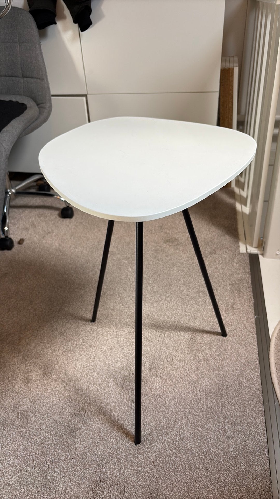 Prachtige design bijzettafel Leolux Liliom, Minder dan 55 cm, Rond, Zo goed als nieuw, Ophalen