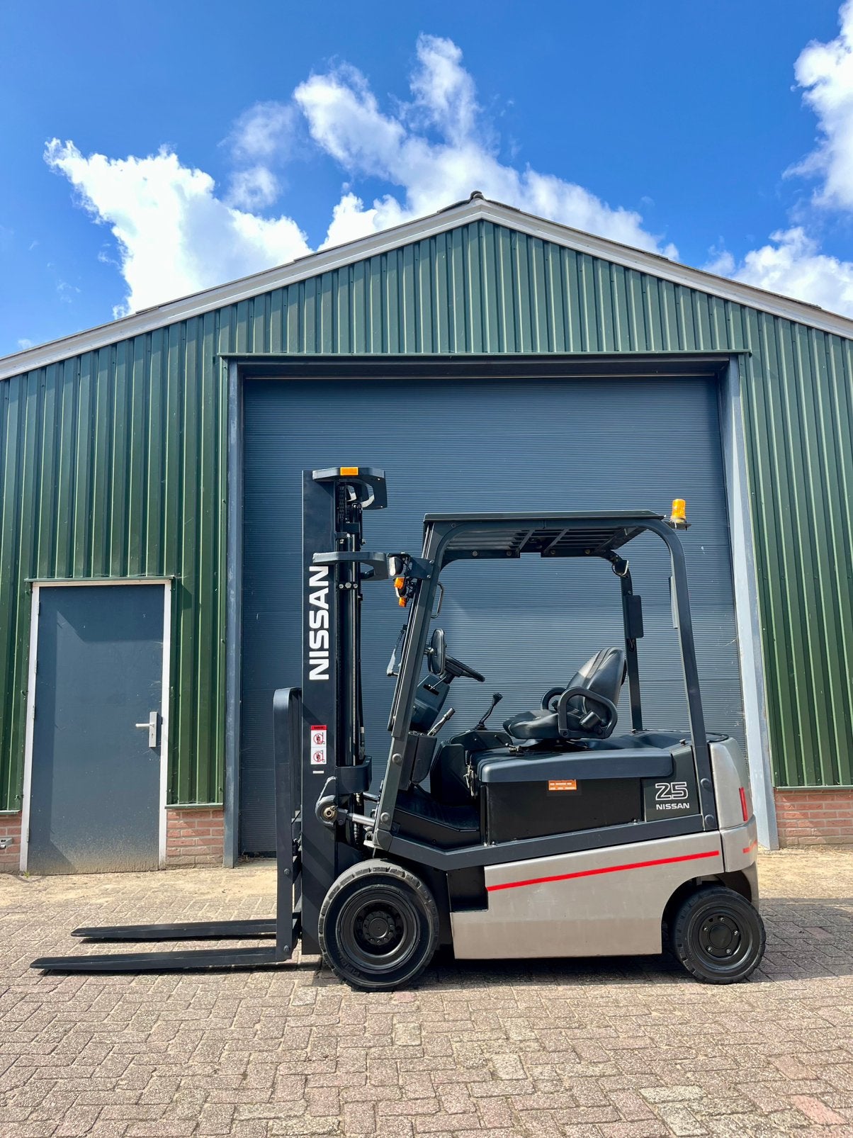 Nissan 2.5 - electrisch - weinig uren! - zeer goede staat !!, Zakelijke goederen, Machines en Bouw | Heftrucks en Intern transport