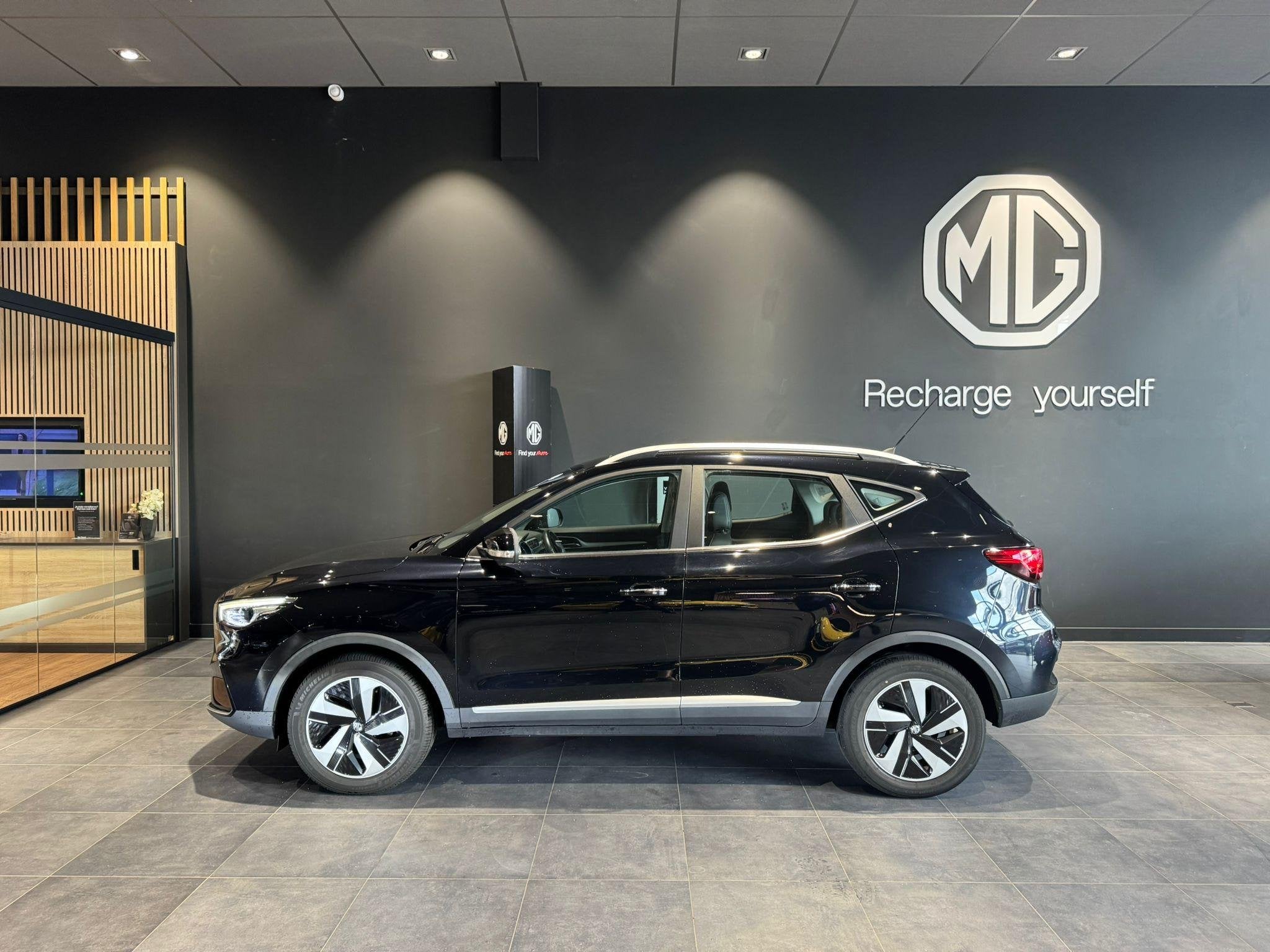 MG ZS EV Standard Range Luxury 50 kWh | Kunstlederen bekledi, Auto's, MG, 12 maanden, Gebruikt, ZS, Zwart