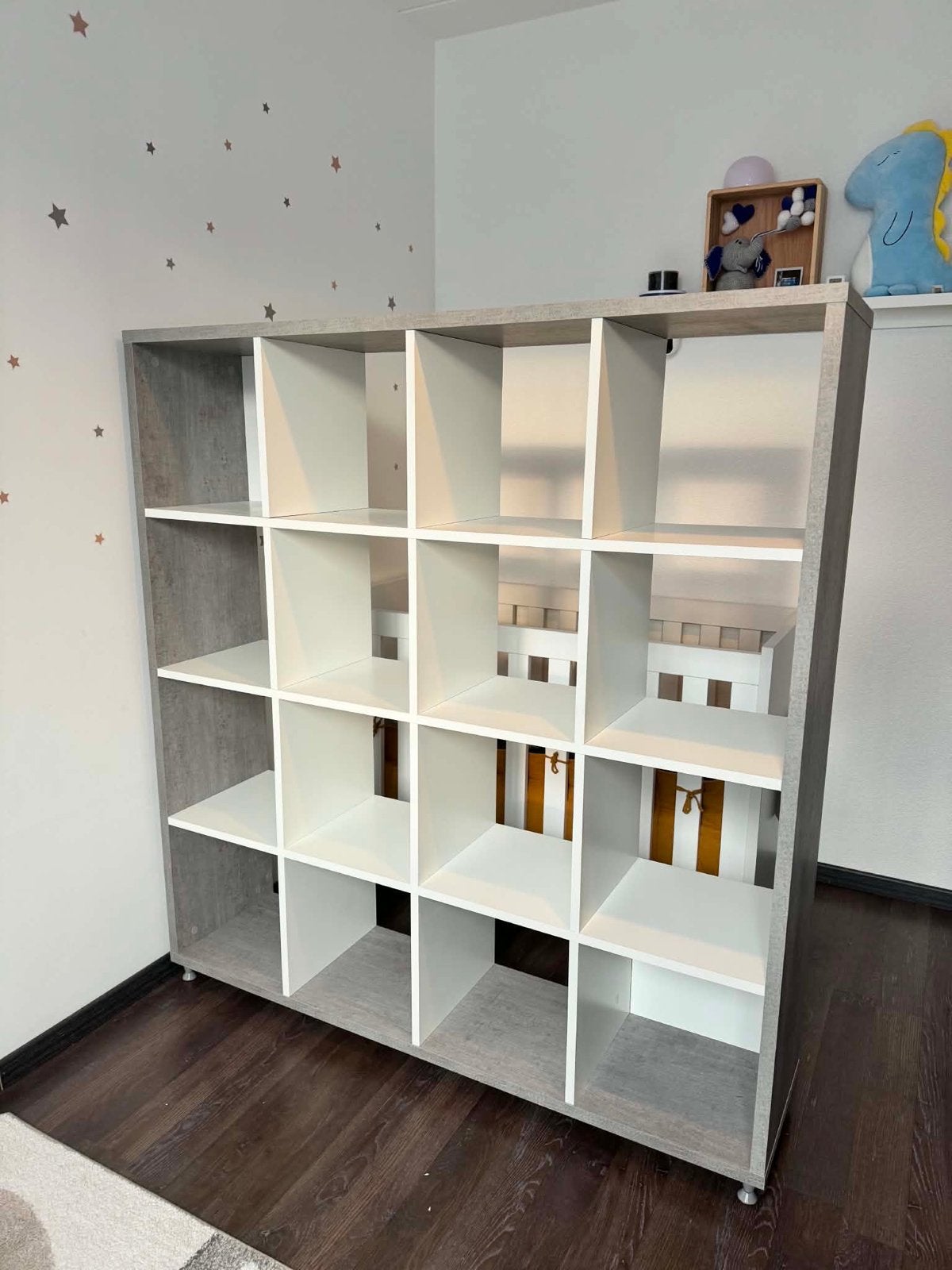 JYSK Billund Vakkenkast/Boekenkast - BetonGrijs/Wit, Ophalen, Met plank(en), 100 tot 150 cm, Zo goed als nieuw