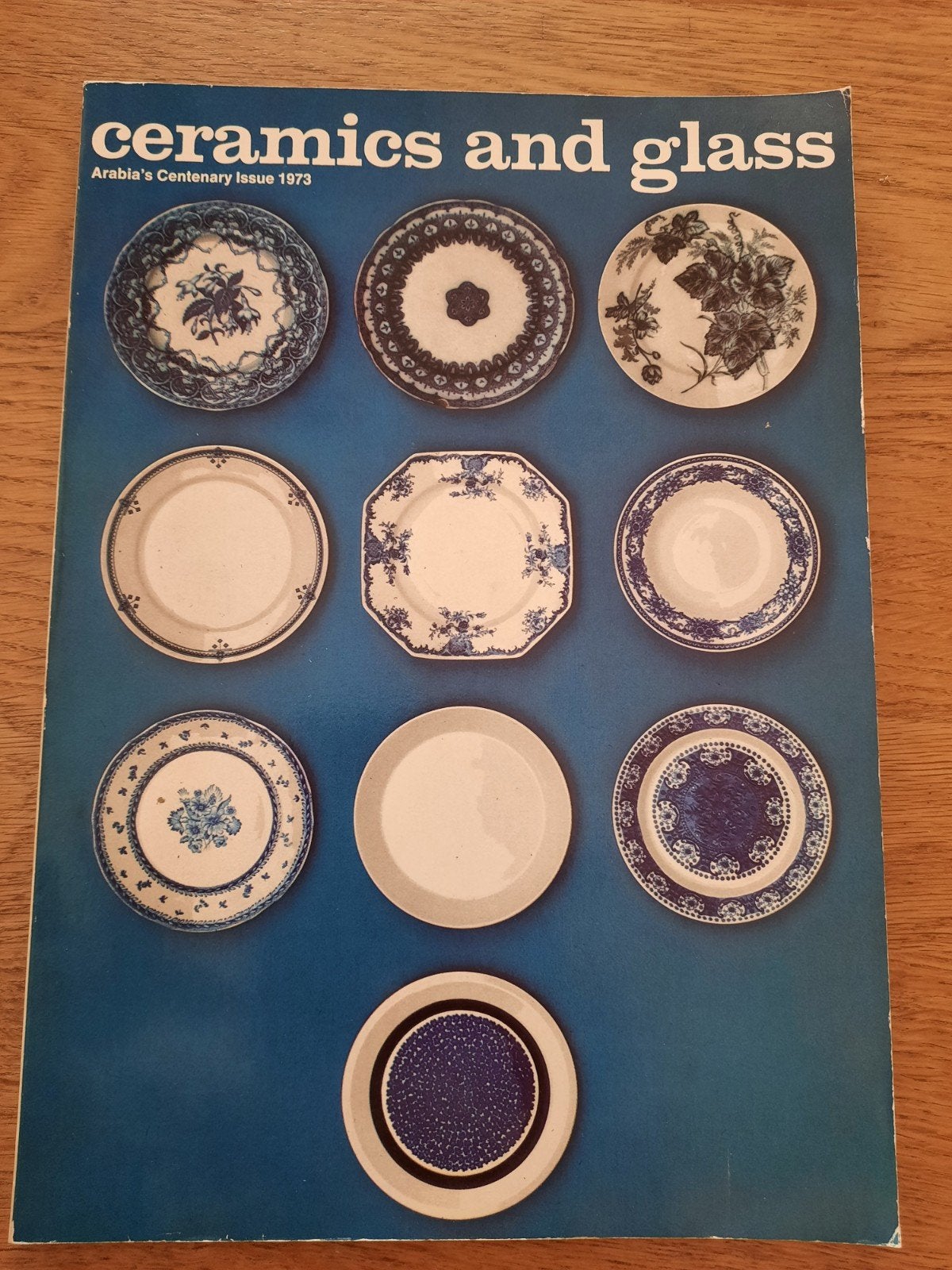 Jubileumnummer Ceramics and Glass 1973 Arabia Finland, Verzenden, Zo goed als nieuw, Overige onderwerpen