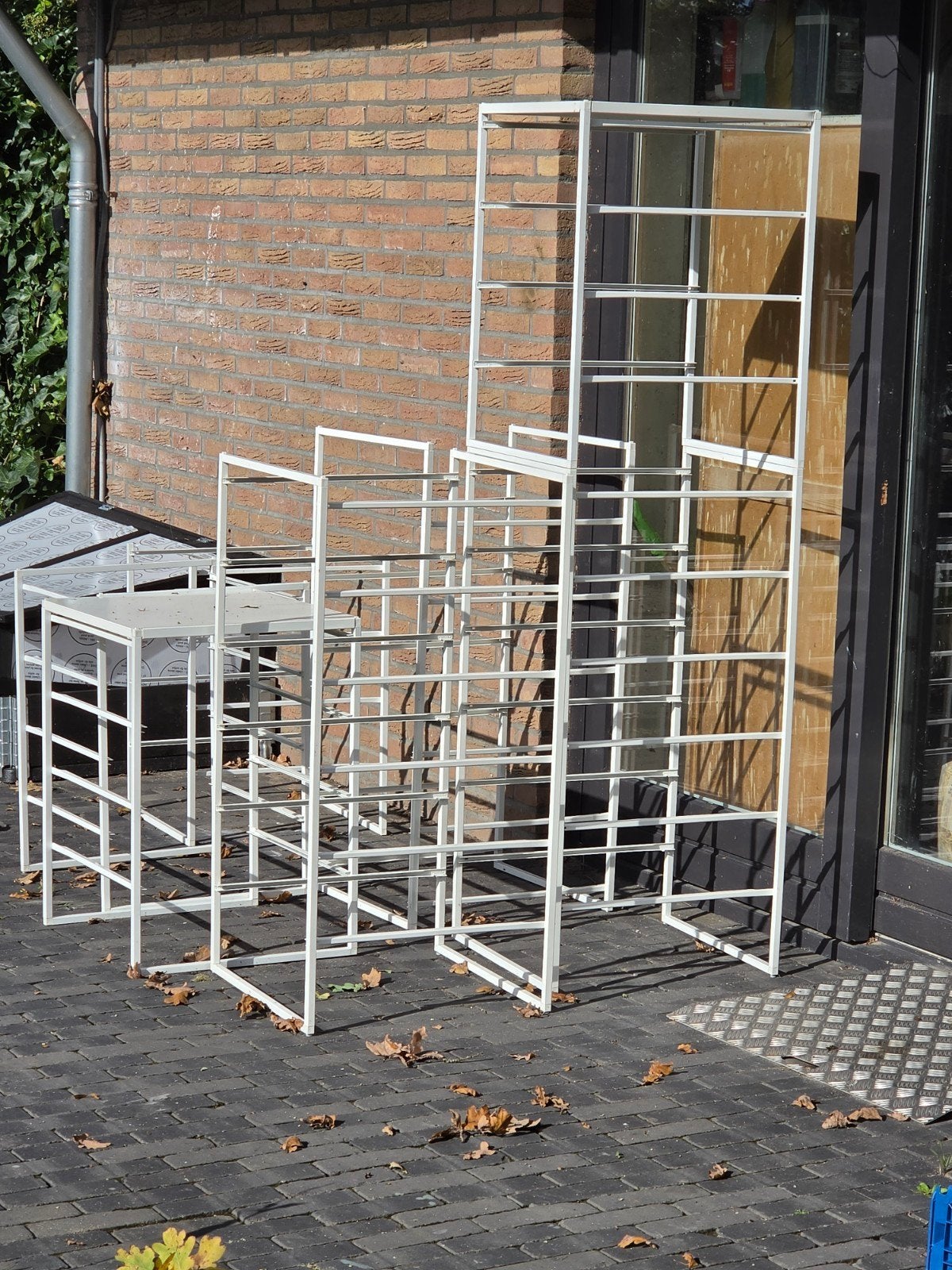 10 ikea jonaxel rekken met draadmanden, Ophalen, Gebruikt, 25 tot 50 cm