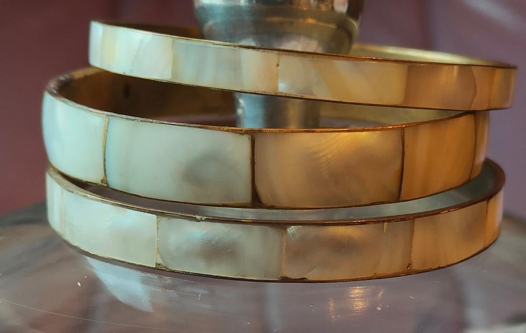 Vintage jaren 70 3 messing/parelmoer/schelp armbanden.
De ma, Sieraden, Tassen en Uiterlijk, Armbanden, Ophalen of Verzenden