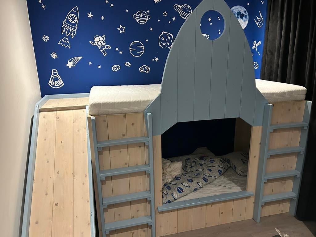 Houten kinderbed met glijbaan. Hoogslaper, raketbed, Kinderen en Baby's, Kinderkamer | Stapelbedden en Hoogslapers, Ophalen, Zo goed als nieuw