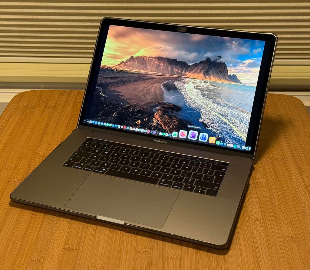 Apple MacBook Pro 15'' Touch Bar (2018) Space Gray 66 cycli, 256 GB, 2 tot 3 Ghz, Zo goed als nieuw, 16 GB