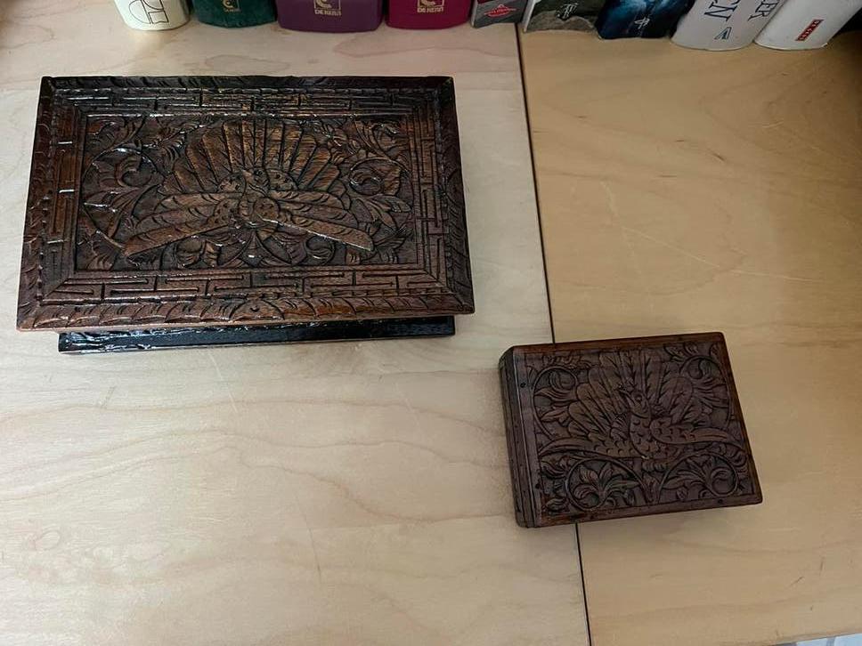 Set van 2 handgesneden houten doosjes, Antiek en Kunst, Kunst | Beelden en Houtsnijwerken, Overige typen, Ophalen of Verzenden