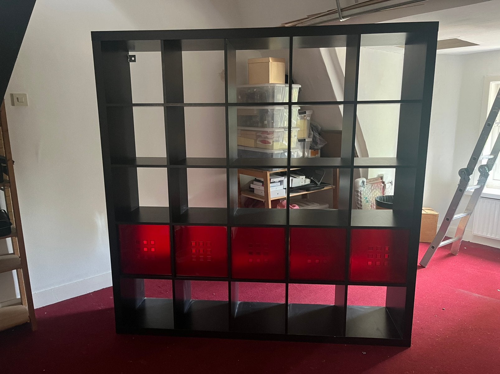 IKEA Kallax Kast donkerbruin met Rode opbergbakken, Ophalen, Met plank(en), Gebruikt, 100 tot 150 cm