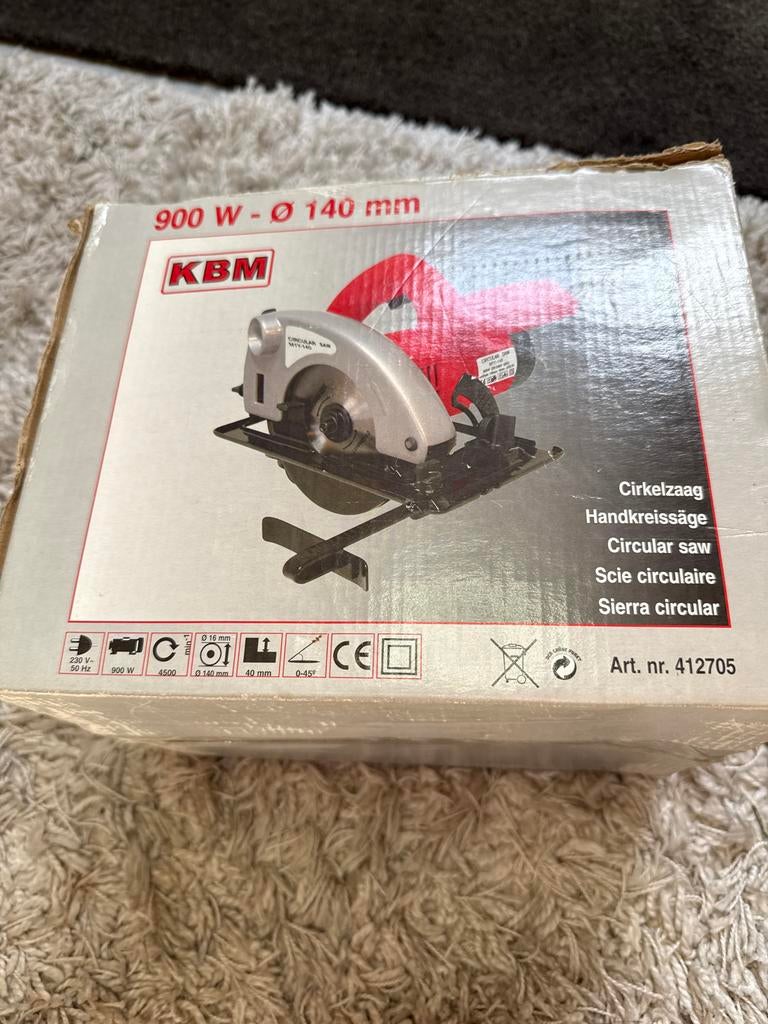 KBM Cirkelzaag 900W - Ø 140 mm, Doe-het-zelf en Verbouw, Cirkelzaag, 600 tot 1200 watt, Ophalen of Verzenden, Zo goed als nieuw