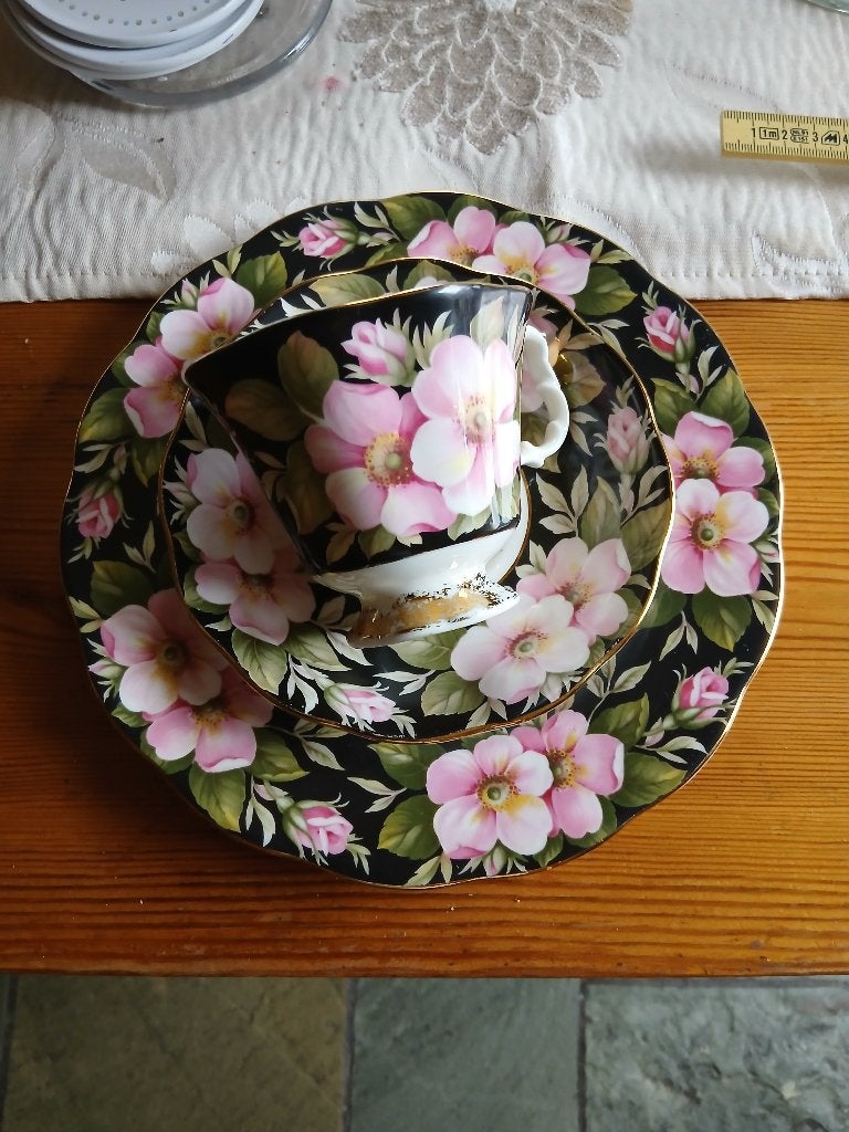 royal albert trio prov.flowers, Ophalen of Verzenden, Zo goed als nieuw, Porselein, Kop en/of schotel