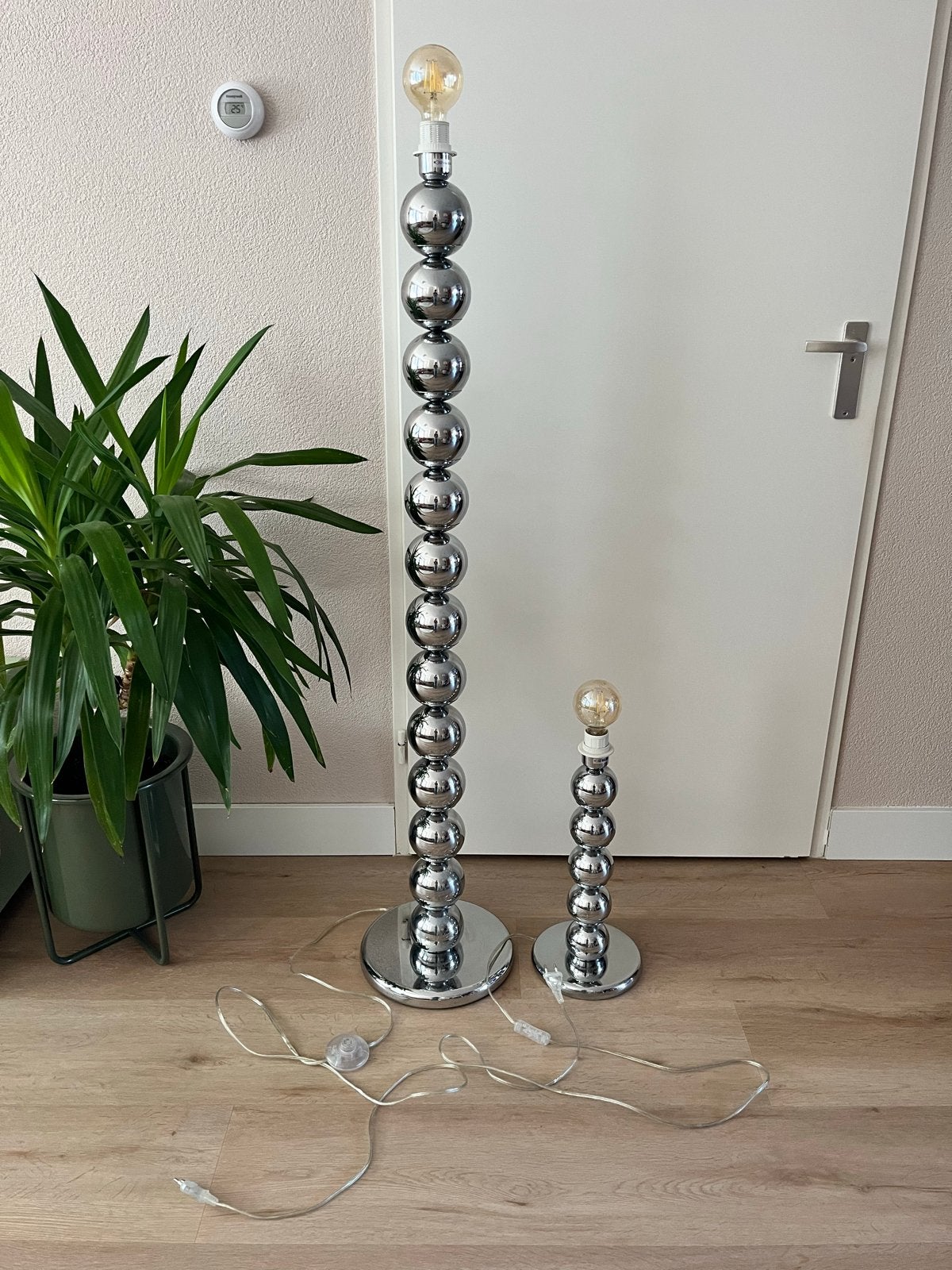Set van vloer- en tafellamp met chromen/zilveren bollen, Huis en Inrichting, Ophalen, 100 tot 150 cm, E27 (groot), Zo goed als nieuw