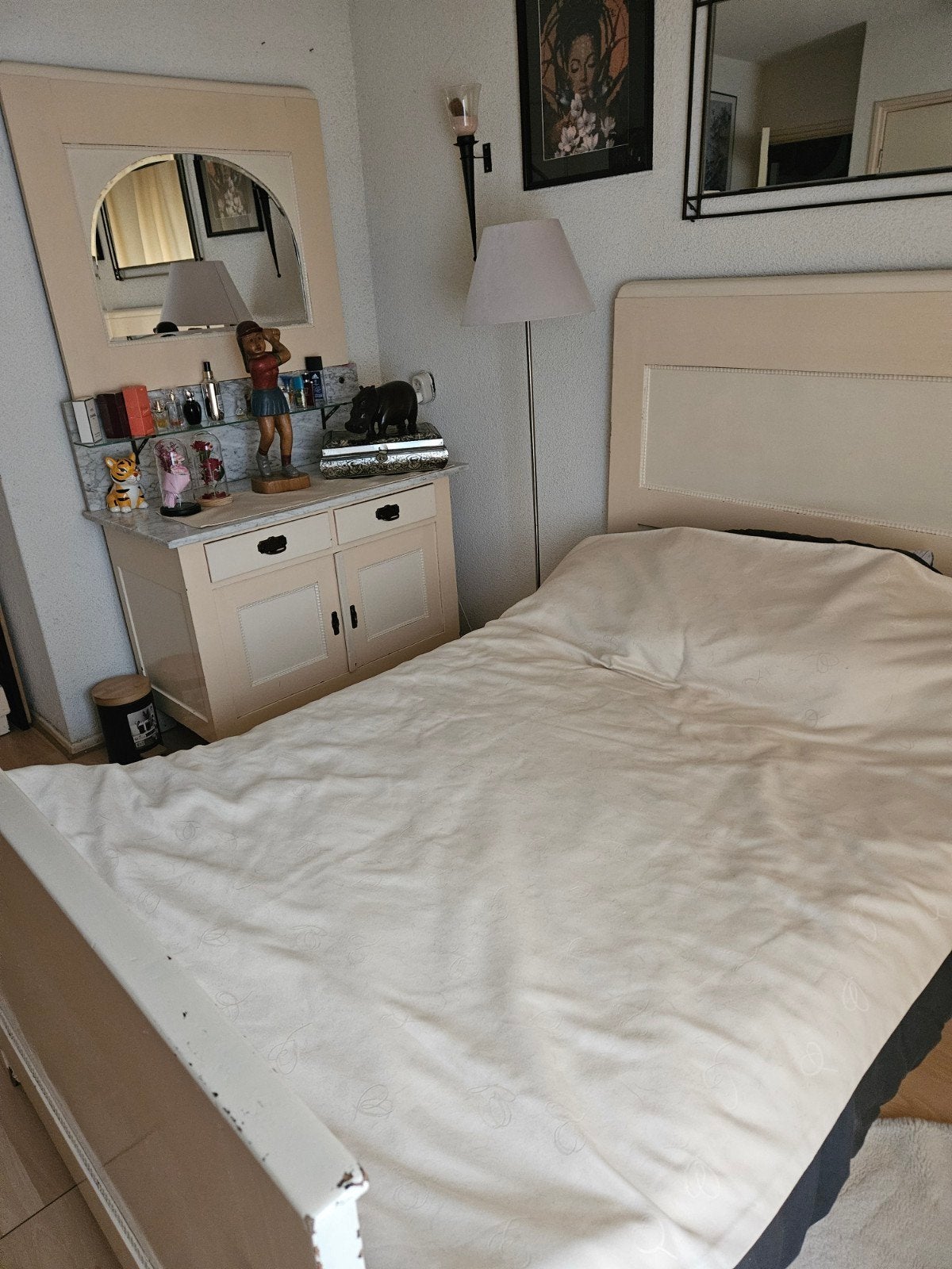 Vintage Crèmekleurig Eenpersoonsbed met Hoofdbord, Antiek en Kunst, Antiek | Meubels | Bedden, Ophalen of Verzenden