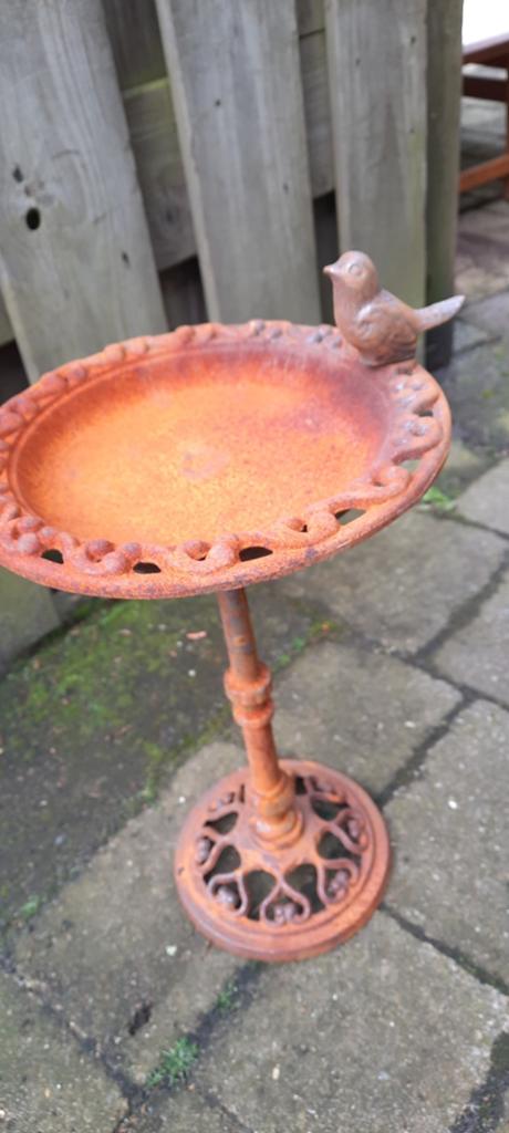 Decoratieve gietijzeren vogelbadje met vogel, Ophalen of Verzenden, Gebruikt, Metaal, Dierenbeeld