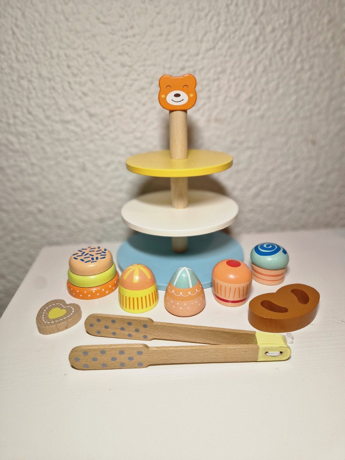 Etagère Met houten gebakjes cupcake's en tang., Ophalen of Verzenden, Hout