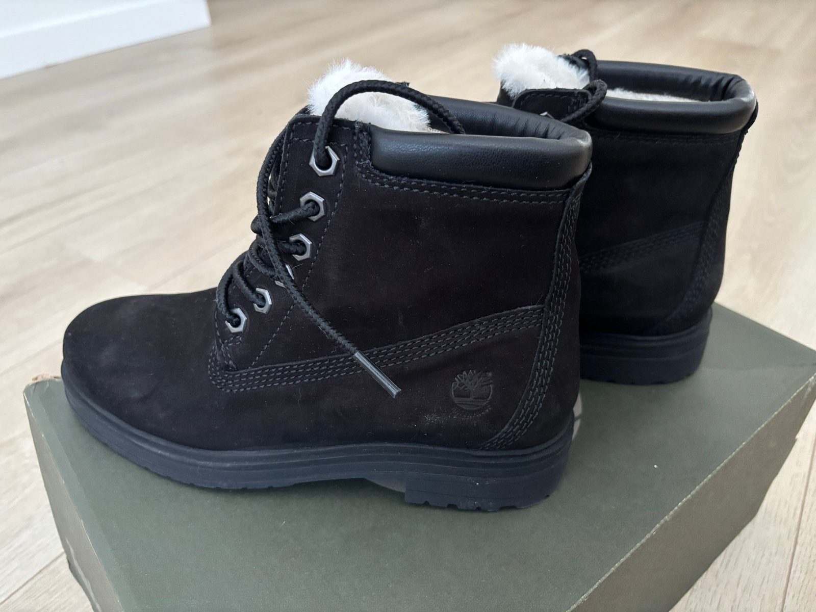 Timberland Hannover Hill 6IN Shearlingboot Zwart Nubuck 37, Kleding | Dames, Zwart, Lage of Enkellaarzen, Nieuw, Ophalen of Verzenden
