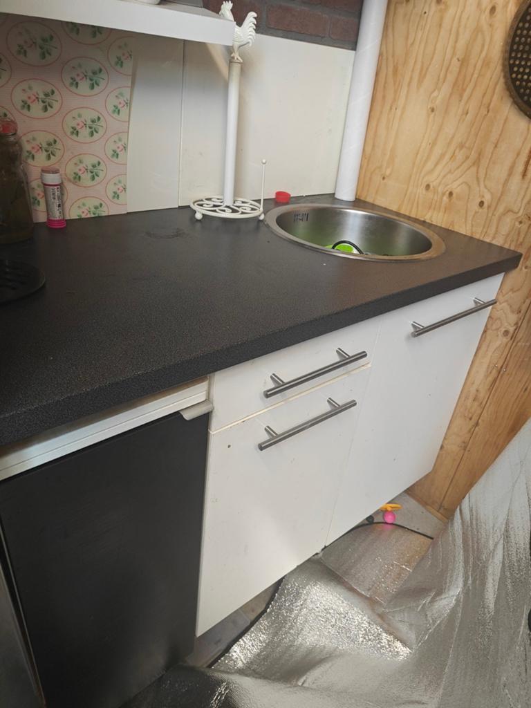 Compacte bijkeuken met spoelbak en opbergruimte, Huis en Inrichting, Keuken | Complete keukens, Ophalen of Verzenden, Enkelwandige keuken