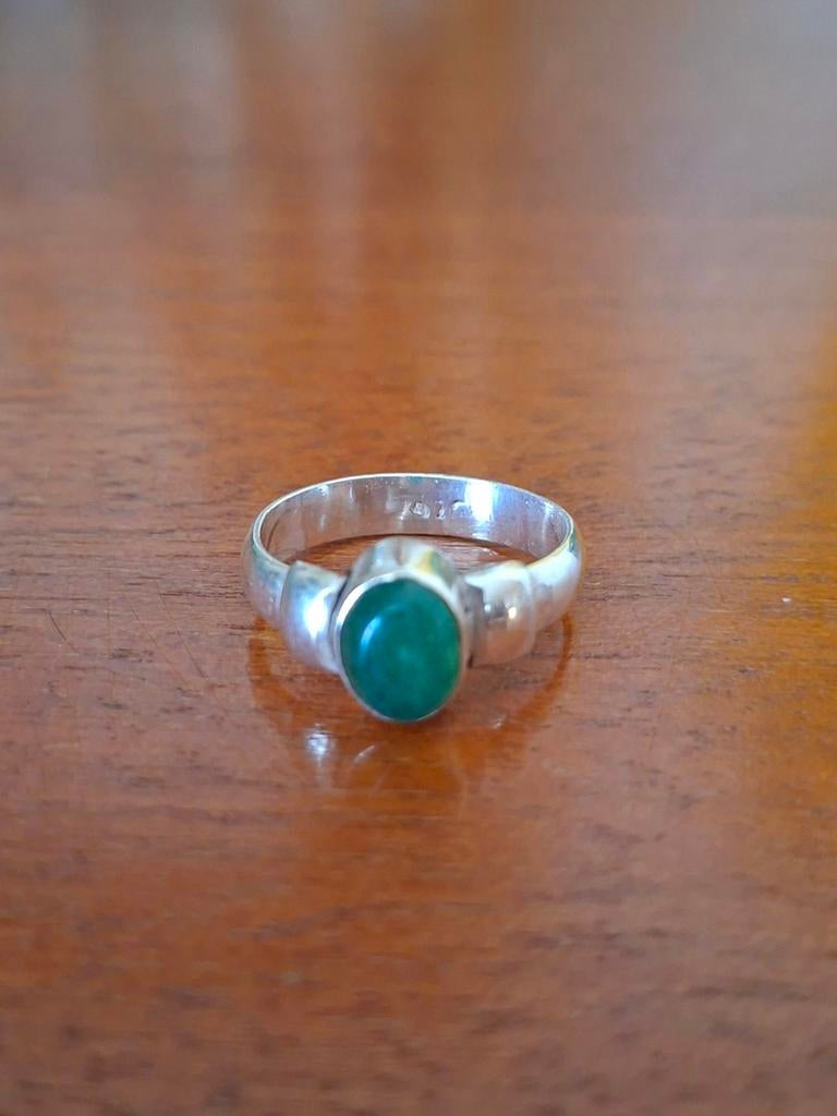 Zilveren ring met groene steen, Sieraden, Tassen en Uiterlijk, Ringen, Ophalen, Zo goed als nieuw, 17 tot 18, Dame