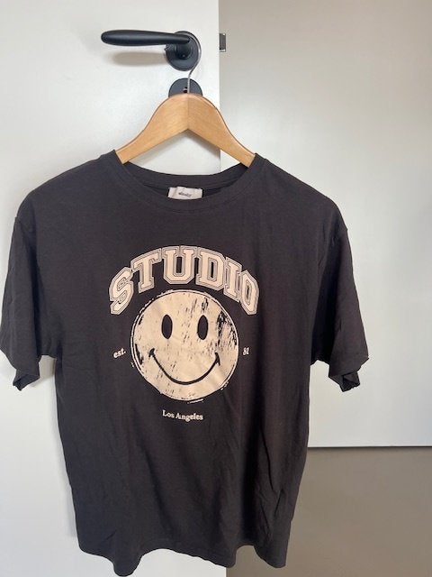 Paars/grijs shirt met smiley van Shoeby, maat xs, Kleding | Dames, Verzenden, Zo goed als nieuw, Korte mouw, Maat 34 (XS) of kleiner