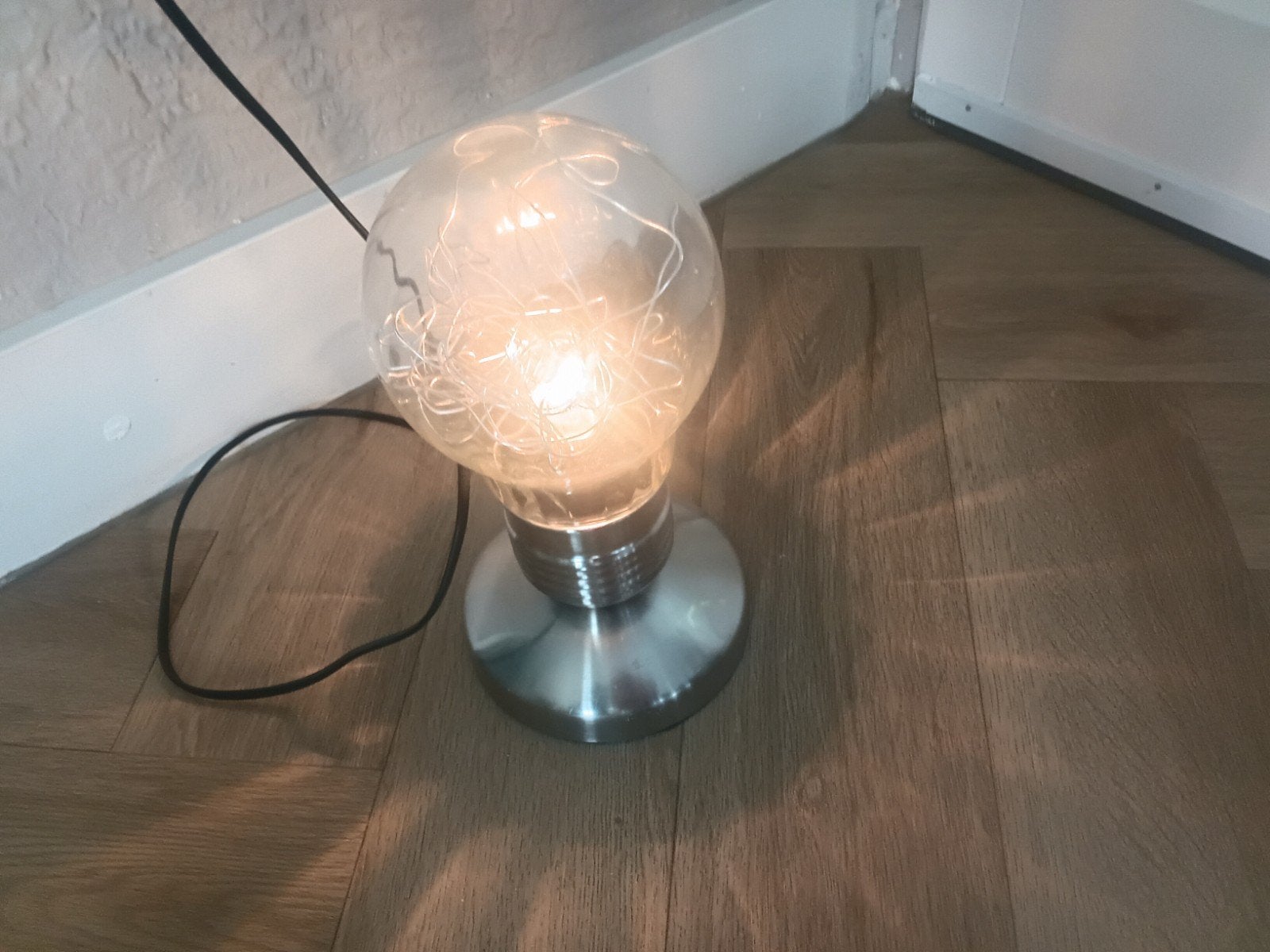 Leuke tafellamp met aanraak functie. aantikken op de voet, Overige merken, LED verlichting, Overige fittingen, Ophalen of Verzenden
