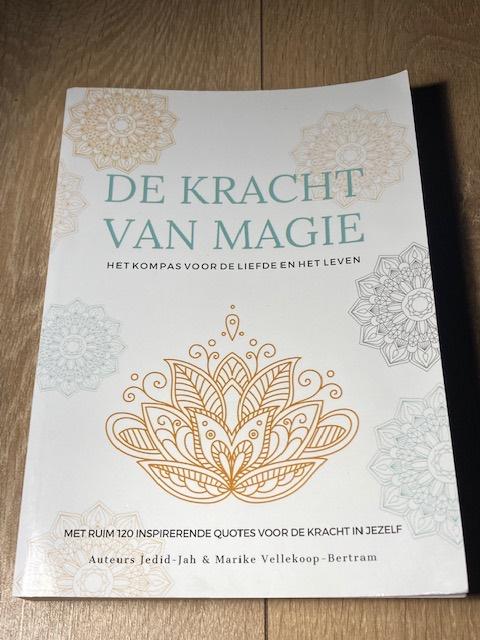 De Kracht van Magie, kompas voor de liefde en het leven., Ophalen of Verzenden, Zo goed als nieuw, Spiritualiteit algemeen, Achtergrond en Informatie