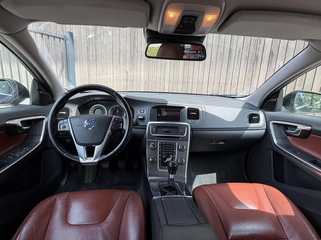 Volvo V60 2.0T Momentum | TREKHAAK | LEDER | STOELVERWARMING, Auto's, Voorwielaandrijving, Euro 5, 4 cilinders, Zwart