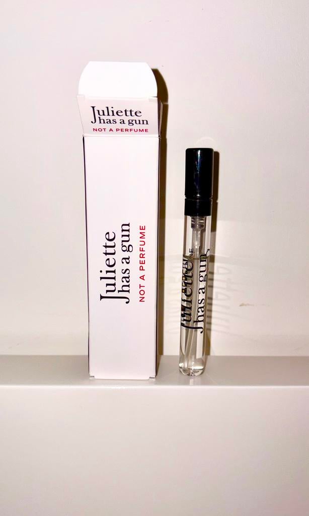 Juliette has a gun Not a Perfume - 5ML miniatuur, Sieraden, Tassen en Uiterlijk, Uiterlijk | Parfum, Ophalen of Verzenden, Zo goed als nieuw