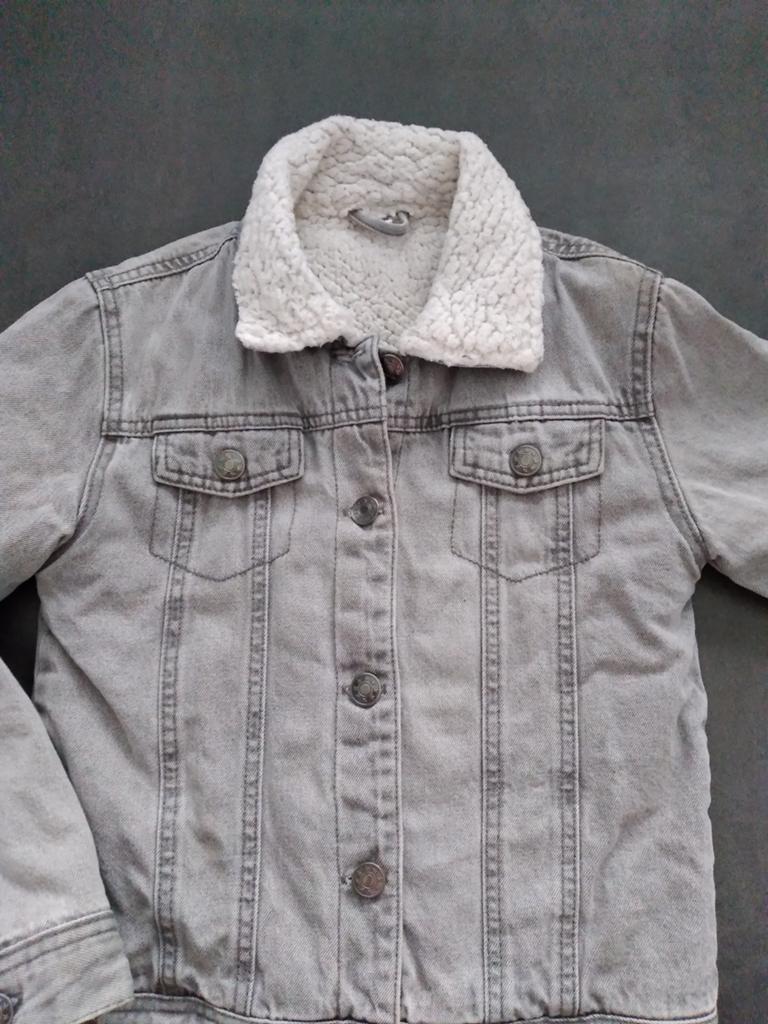 Stoere grijze gevoerde spijkerjas voor jongens - Maat 134, Kinderen en Baby's, Kinderkleding | Maat 134, Ophalen, Gebruikt, Jongen