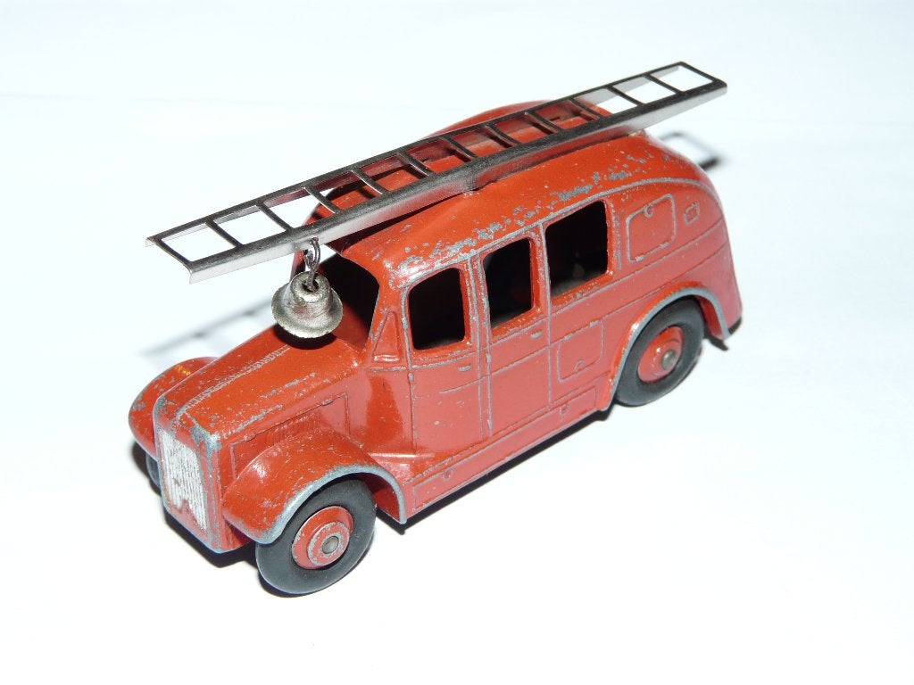 Dinky Toys - 250 - Streamlined Fire Engine + Ladder & Bel, Ophalen, Gebruikt, Auto, Dinky Toys