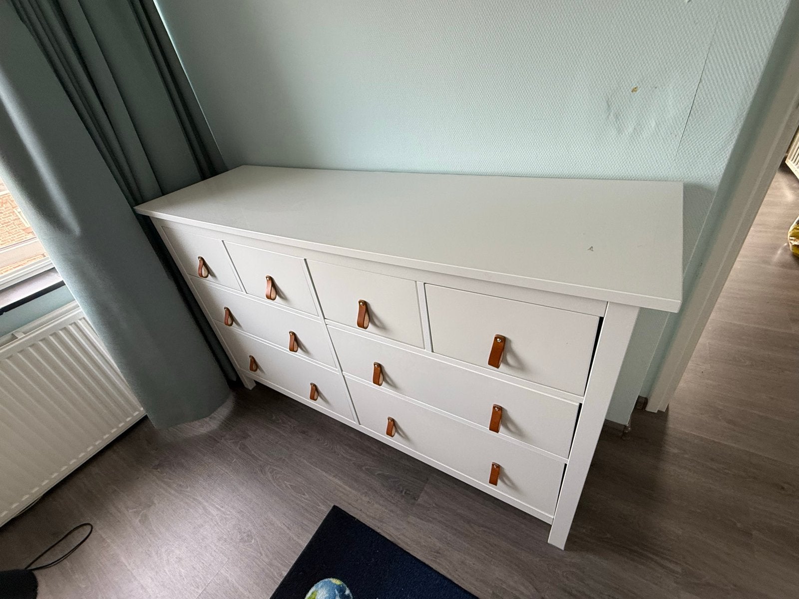 Wit ikea dressoir/commode met leren handgrepen, Huis en Inrichting, Kasten | Dressoirs, Gebruikt, 100 tot 150 cm, 25 tot 50 cm