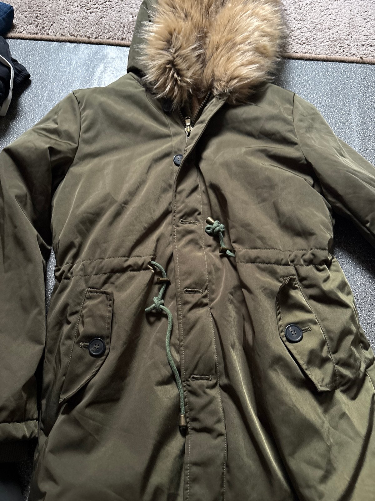 Warme kaki winterjas met teddy voering en bont maat 40/42, Ophalen of Verzenden, Zo goed als nieuw, Maat 38/40 (M), Groen