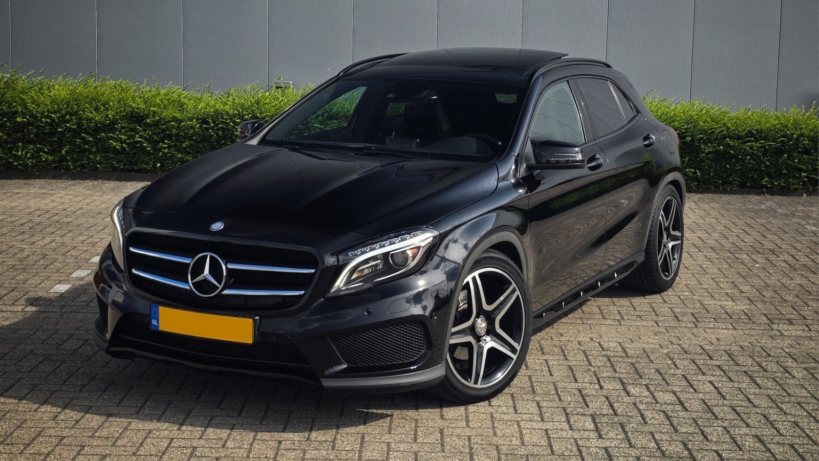 Mercedes GLA 250 AMG AUT Pano, Kuipen, Verlaagd, Auto's, Mercedes-Benz, 4 cilinders, Zwart, Leder, Bi-Xenon koplampen
