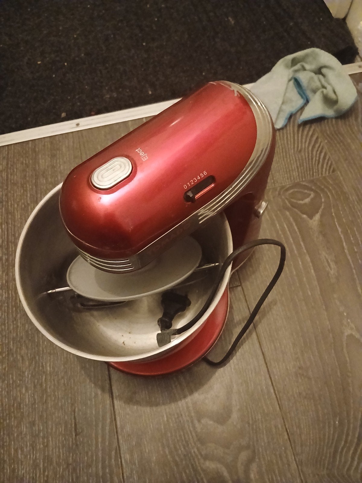 Rode Electrolux keukenmixer met kom, 2 tot 3 liter, Ophalen of Verzenden, Gebruikt, 3 snelheden of meer