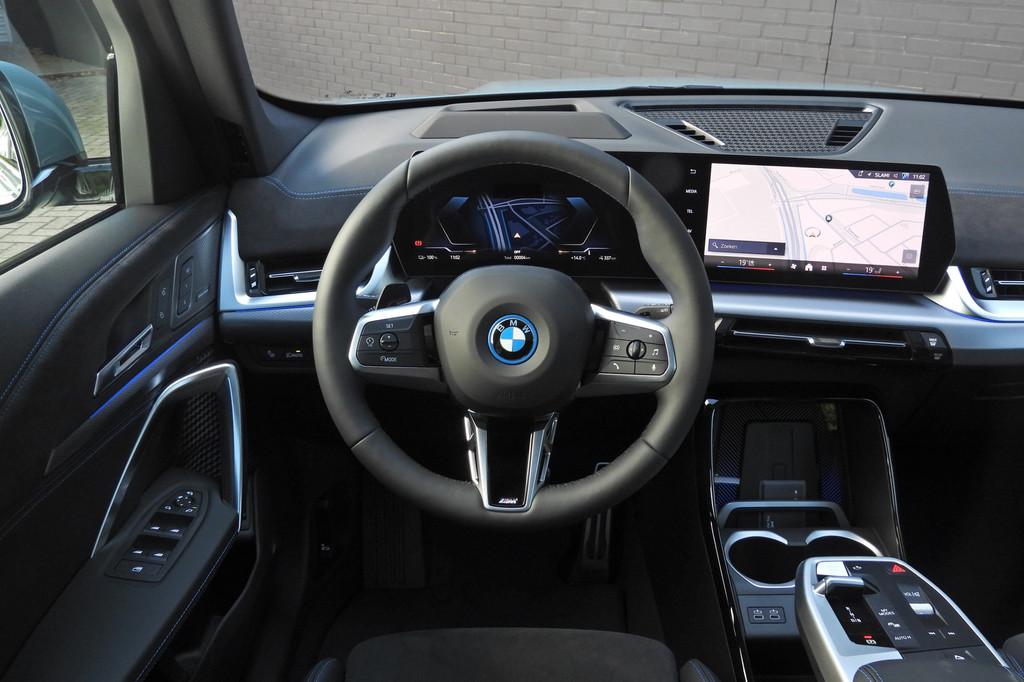 BMW iX1 eDrive20 M Sport / Panoramadak / Trekhaak / Sportsto, Auto's, Stoelverwarming, Met garantie (alle), Origineel Nederlands