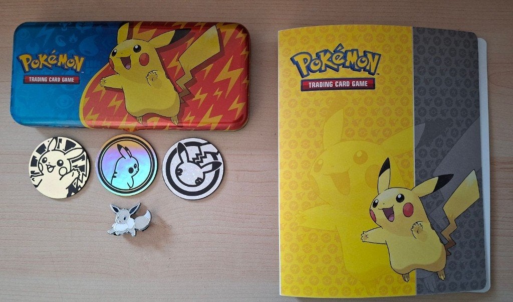 Pikachu Map/Blik/Munten+Pikachu/Raichu/Evee kaarten+Evee pin, Ophalen, Zo goed als nieuw, Meerdere kaarten, Foil