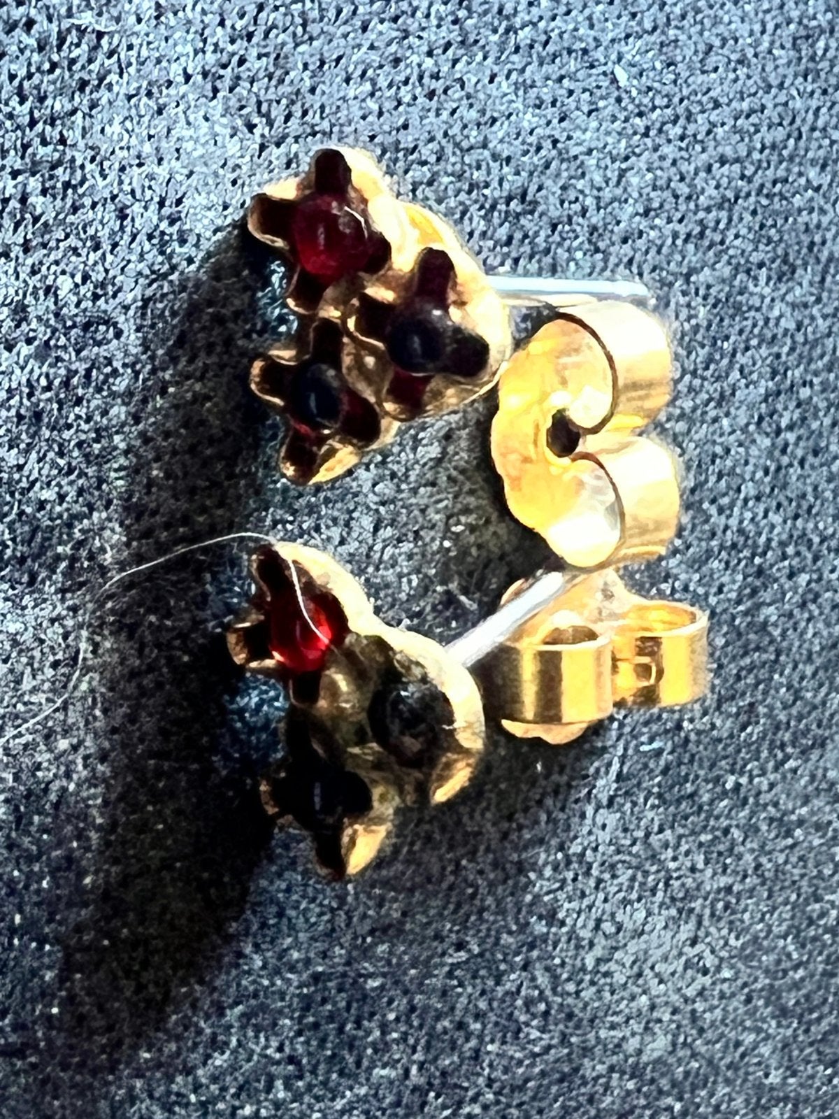 Oorbellen met rode en blauwe edelstenen, Sieraden, Tassen en Uiterlijk, Ophalen of Verzenden, Zo goed als nieuw, Met edelsteen
