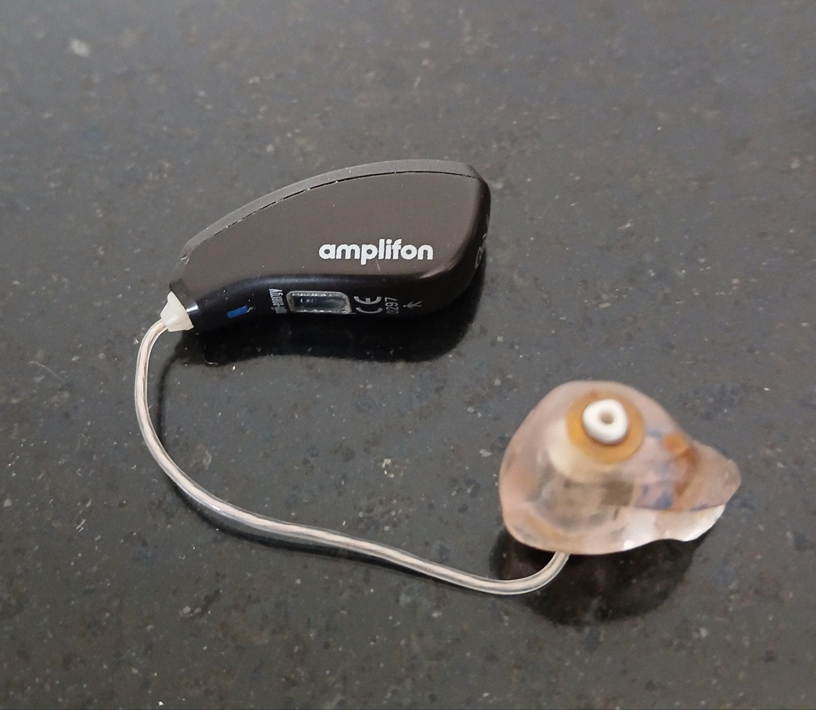 Amplifon hoortoestel linkeroor met ReSound Premium oplader, Diversen, Verpleegmiddelen, Ophalen of Verzenden, Gebruikt