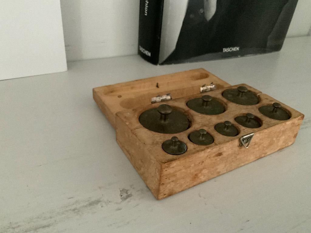 Oud klein houten vintage doosje met gewichtjes, Antiek en Kunst, Ophalen