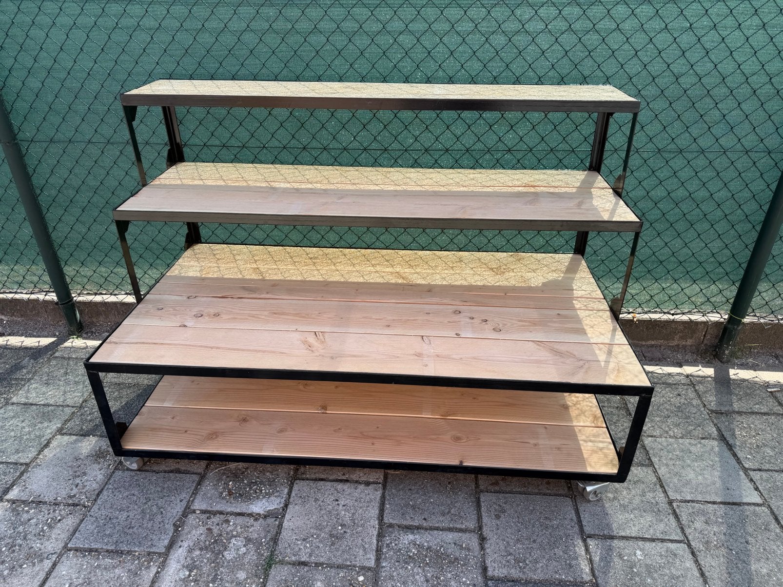 Stevige houten display met metalen frame op wielen, Ophalen, Nieuw