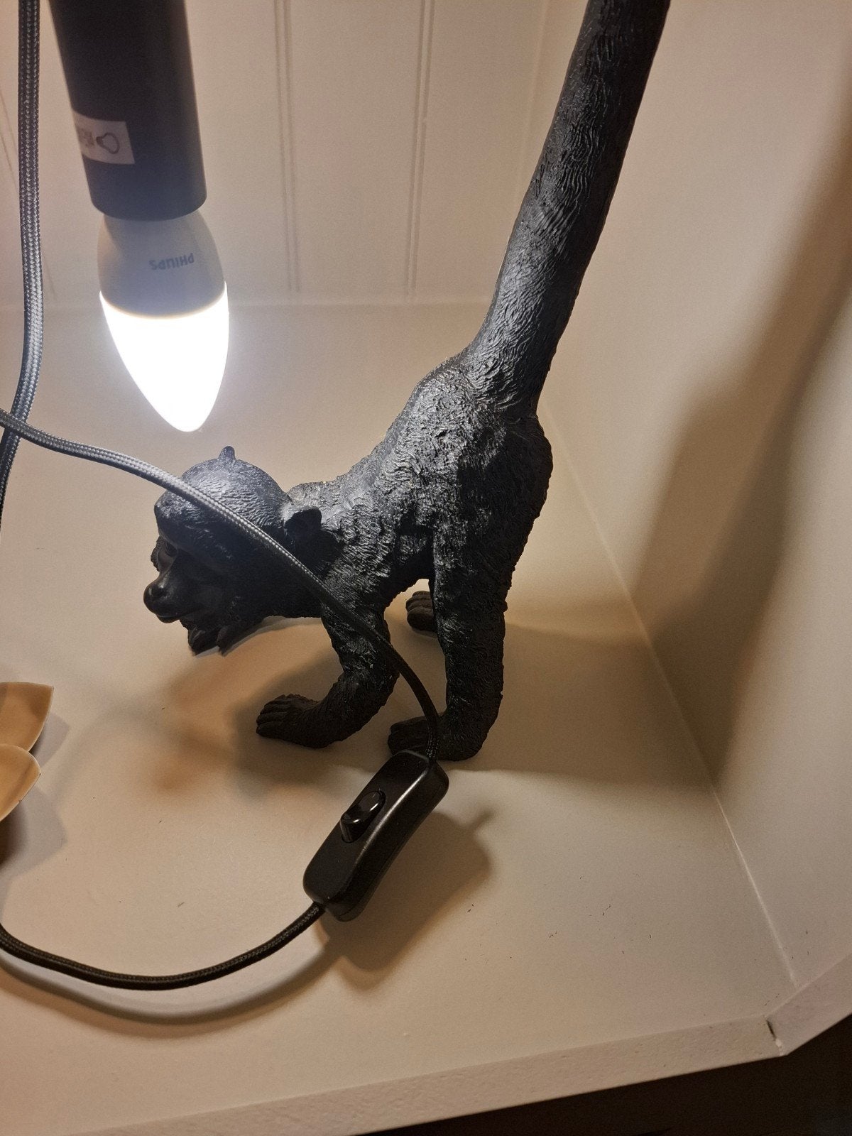 Aap lamp - Zwarte tafellamp in de vorm van een aap, Huis en Inrichting, Met schakelaar, Gebruikt, Kunststof, Zwart