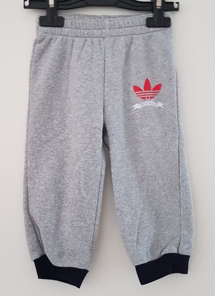 Grijze Adidas joggingbroek maat 80 NIEUW (0621), Adidas, Broekje, Nieuw, Ophalen of Verzenden