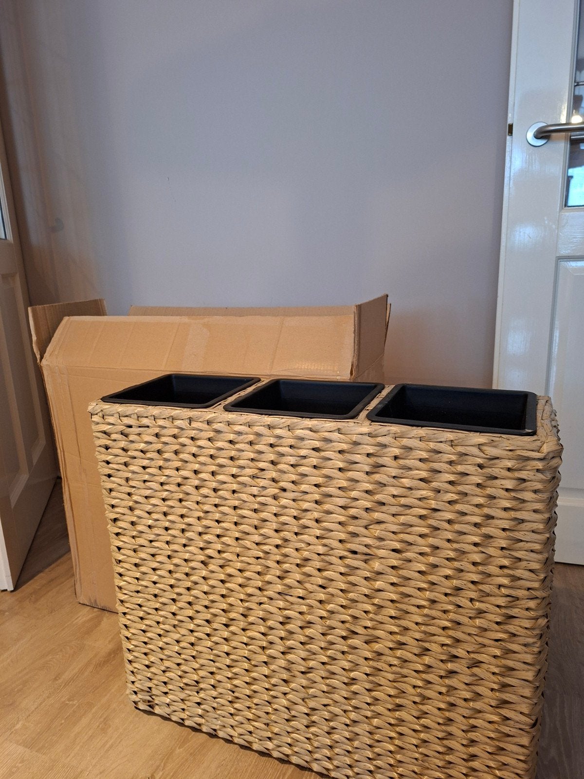 Grote rieten plantenbak met 3 zwarte kunststof binnenpotten, Tuin en Terras, Bloembakken en Plantenbakken, Ophalen, Kunststof