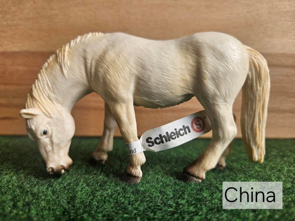 Schleich 13236 Camargue merrie met vaantje uit
1997, Ophalen of Verzenden, Zo goed als nieuw, Paard, Beeldje of Figuurtje
