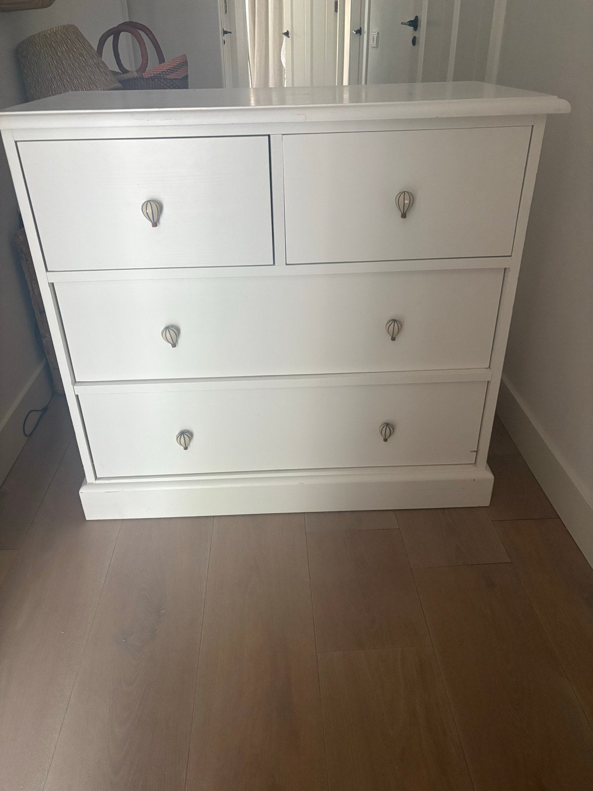 Houten Witte ladekast met 4 laden zara knopjes, Huis en Inrichting, Kasten | Ladekasten, Ophalen, 100 tot 150 cm, 50 tot 100 cm