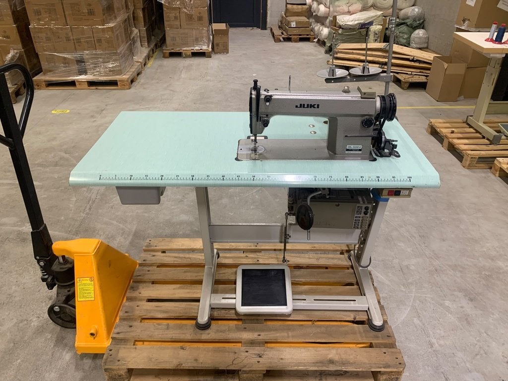JUKI DDL-5550-4 – Industriële rechte-stiknaaimachine, Hobby en Vrije tijd, Overige merken, Gebruikt, Ophalen of Verzenden, Naaimachine