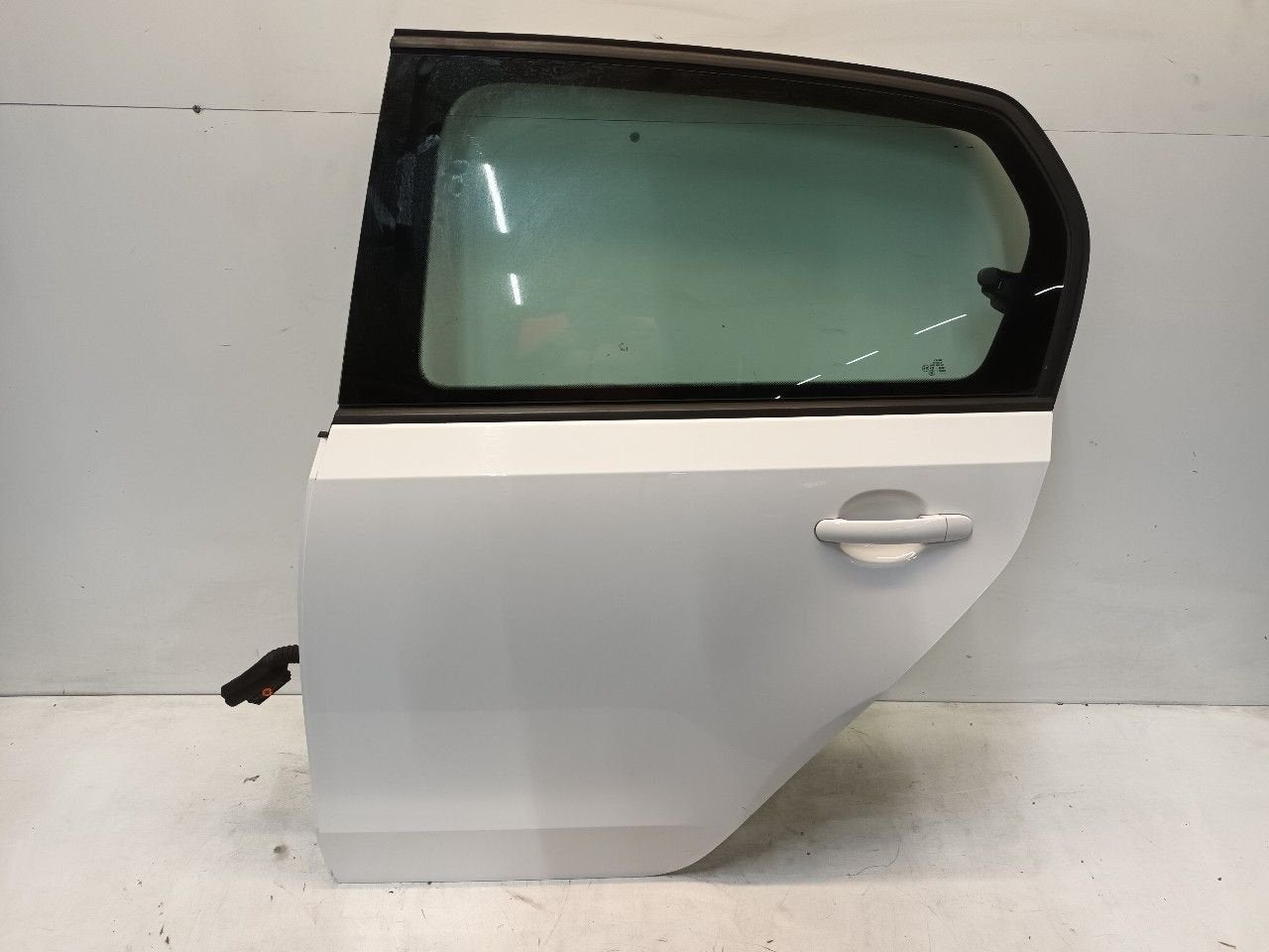 Portier links achter Volkswagen Up, Onderdelen@venauto.nl, Van der Ven Autorecycling B.V., Gebruikt, Ettenseweg 76, 4706 PB Roosendaal, The Netherlands