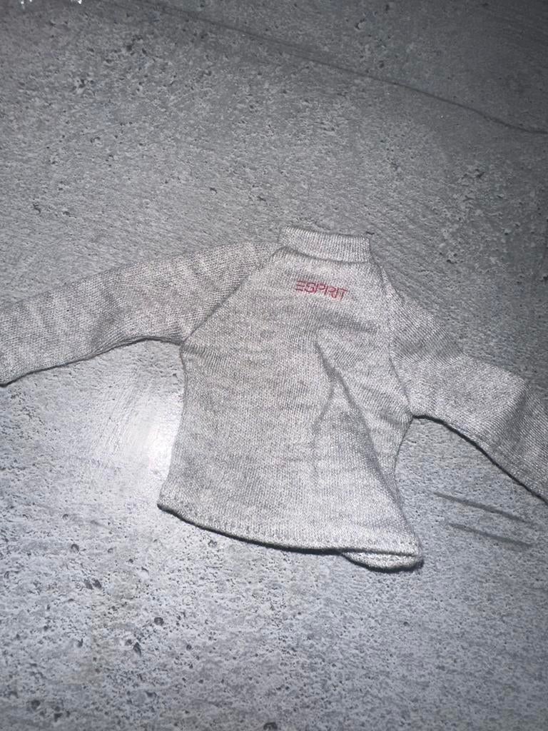 706 Vintage Esprit trui voor Barbie - Grijs met rood logo, Verzamelen, Poppen, Ophalen of Verzenden, Zo goed als nieuw