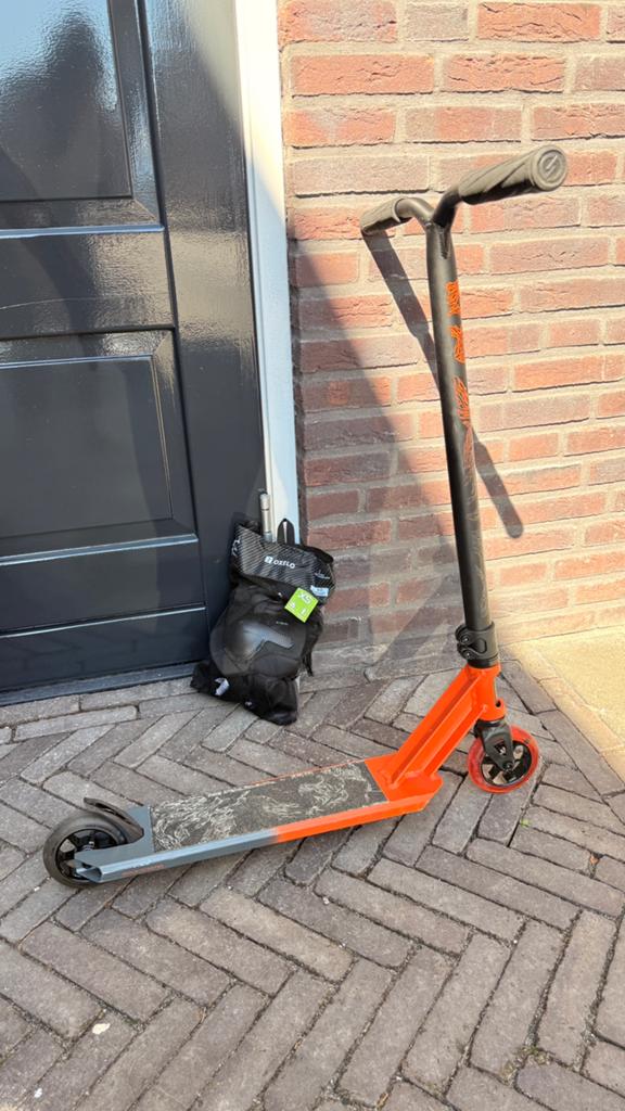 Oxelo Stuntstep + Beschermset Decathlon | Zo goed als nieuw, Fietsen en Brommers, Steps, Ophalen of Verzenden, Zo goed als nieuw
