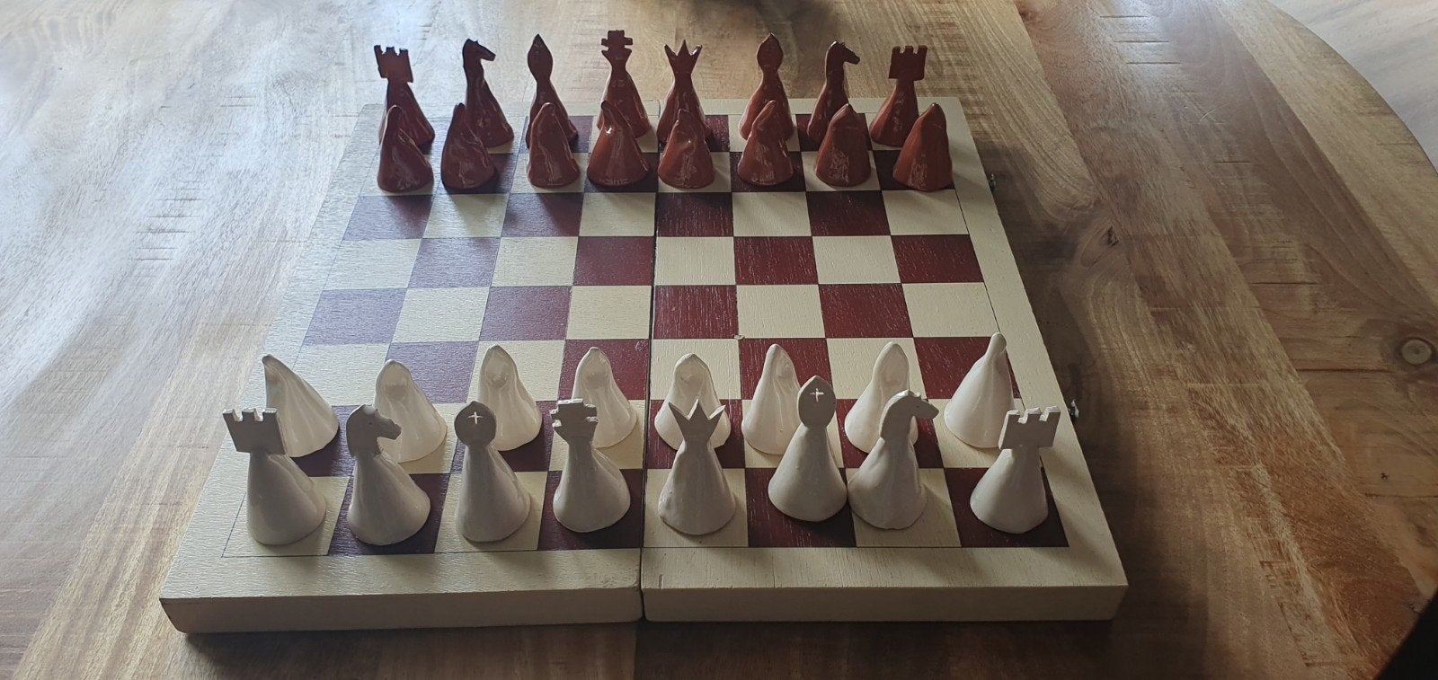 Handgemaakt schaakspel met unieke stukken, Een of twee spelers, Ophalen, Zo goed als nieuw, Reisspel